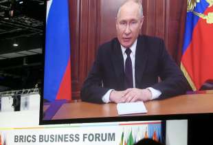 VLADIMIR PUTIN COLLEGATO CON IL VERTICE DEI PAESI BRICS