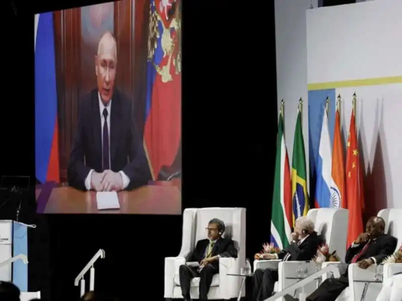 VLADIMIR PUTIN COLLEGATO CON IL VERTICE DEI PAESI BRICS   