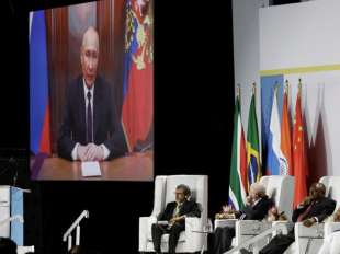 VLADIMIR PUTIN COLLEGATO CON IL VERTICE DEI PAESI BRICS