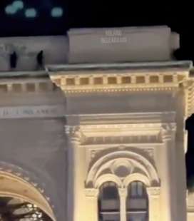 writer sul cornicione della galleria vittorio emanuele ii a milano 1