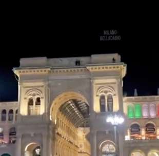 writer sul cornicione della galleria vittorio emanuele ii a milano 2