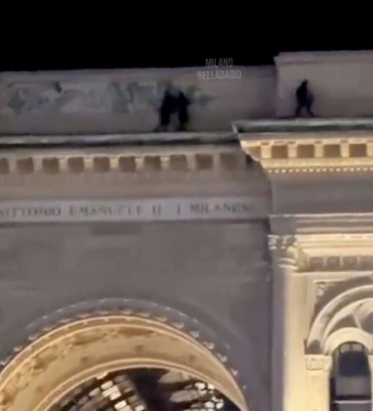 writer sul cornicione della galleria vittorio emanuele ii a milano 3