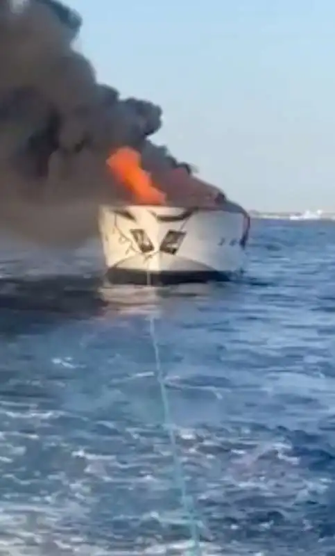 yacht in fiamme a formentera 1