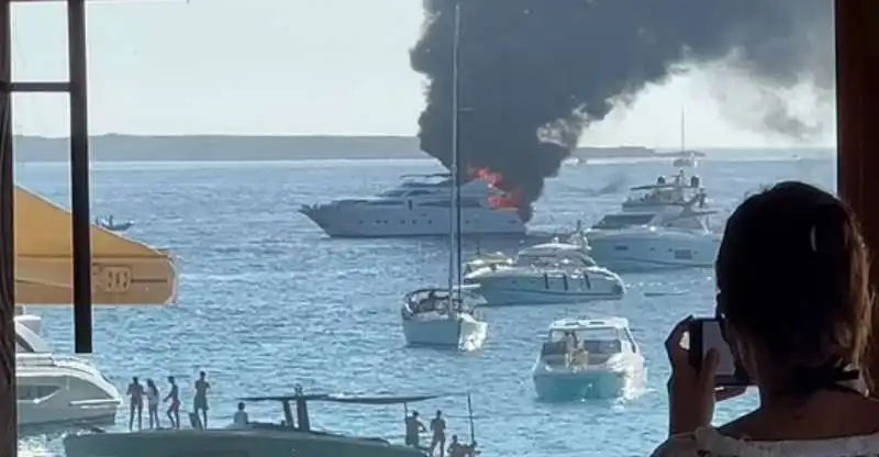 yacht in fiamme a formentera 2