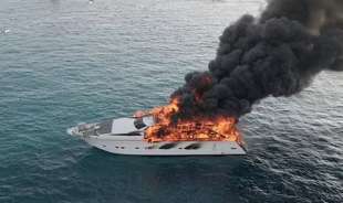 yacht in fiamme a formentera 3