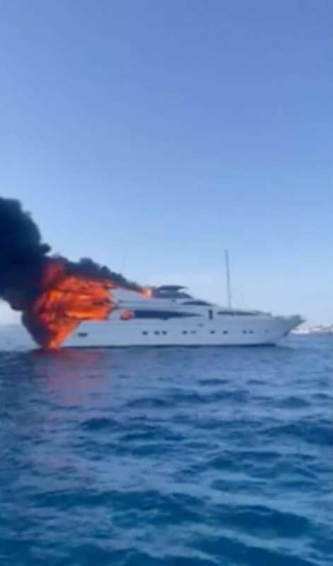 yacht in fiamme a formentera 4