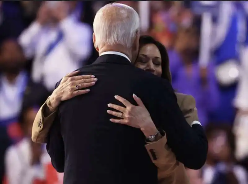 ABBRACCIO TRA KAMALA HARRIS E JOE BIDEN ALLA CONVENTION NAZIONALE DEL  PARTITO DEMOCRATICO A CHICAGO