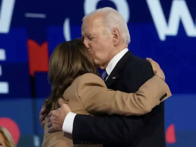 ABBRACCIO TRA KAMALA HARRIS E JOE BIDEN ALLA CONVENTION NAZIONALE DEL  PARTITO DEMOCRATICO A CHICAGO