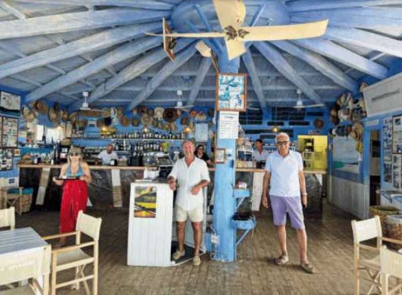 adalberto sabbatini (a destra) zona bar de l ultima spiaggia di capalbio