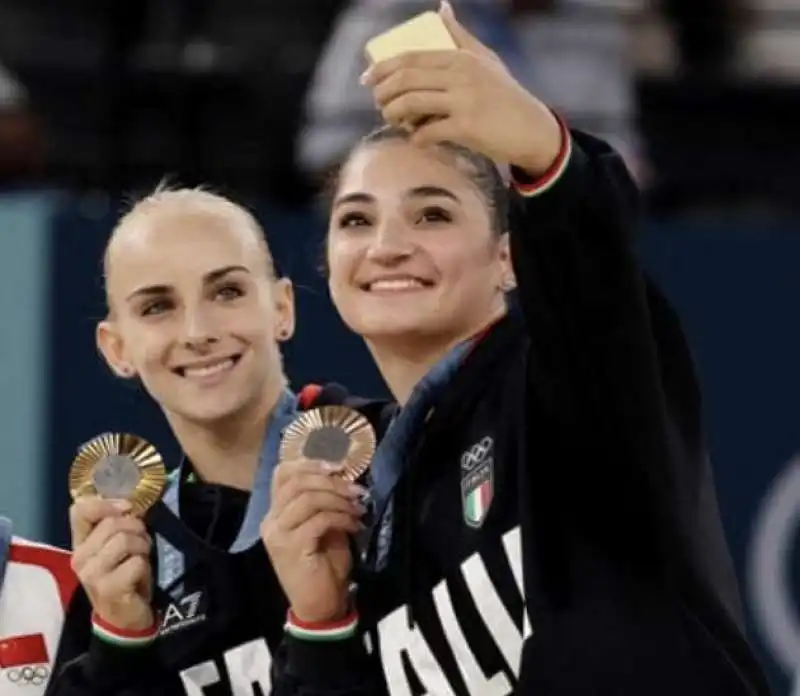 ALICE DAMATO E MANILA ESPOSITO SUL PODIO DI PARIGI 2024   