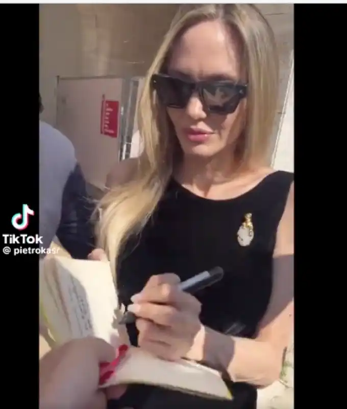 angelina jolie e l autografo sul libro di barzellette di totti 