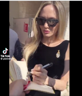 angelina jolie e l autografo sul libro di barzellette di totti