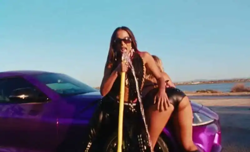 anitta e victoria de angelis nella videoclip di get up bitch shake ya ass 1