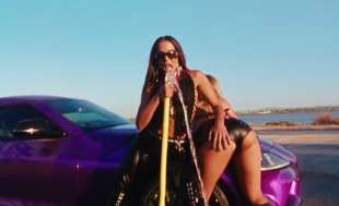 anitta e victoria de angelis nella videoclip di get up bitch shake ya ass 1