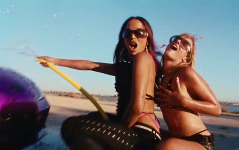 anitta e victoria de angelis nella videoclip di get up bitch shake ya ass 11