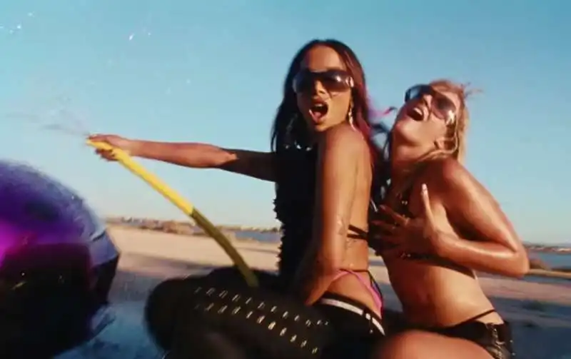 anitta e victoria de angelis nella videoclip di get up bitch shake ya ass 11