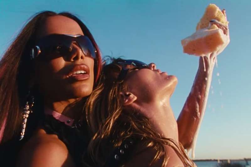 anitta e victoria de angelis nella videoclip di get up bitch shake ya ass 2