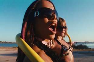 anitta e victoria de angelis nella videoclip di get up bitch shake ya ass 6