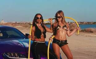 anitta e victoria de angelis nella videoclip di get up bitch shake ya ass 7