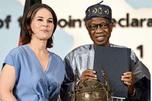 annalena baerbock con il ministro della cultura nigeriano, lai mohammed