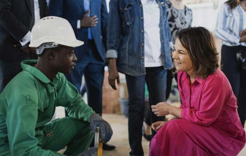 annalena baerbock con un operaio nero