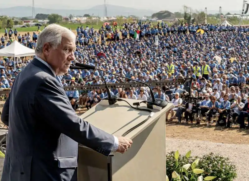 antonio tajani al raduno degli scout a verona