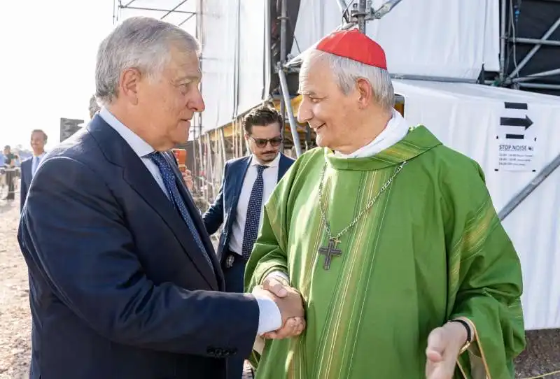 antonio tajani con il cardinal matteo maria zuppi al raduno degli scout a verona 