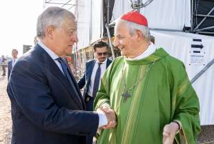 antonio tajani con il cardinal matteo maria zuppi al raduno degli scout a verona