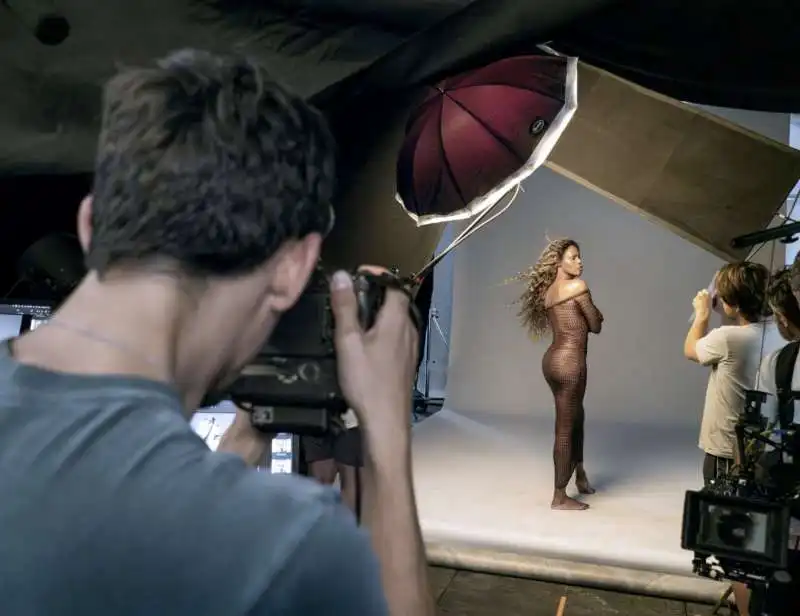   backstage calendario pirelli 2025   1