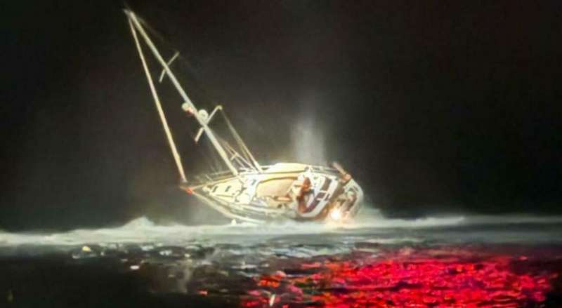 barca a vela si incaglia sugli scogli in salento