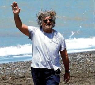 beppe grillo a marina di bibbona con corona di spine 2014