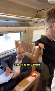 BRUNO VESPA IN TRENO RISPONDE A UN CONTESTATORE