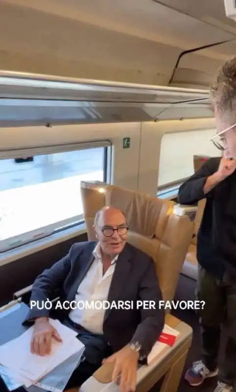 BRUNO VESPA IN TRENO RISPONDE A UN CONTESTATORE