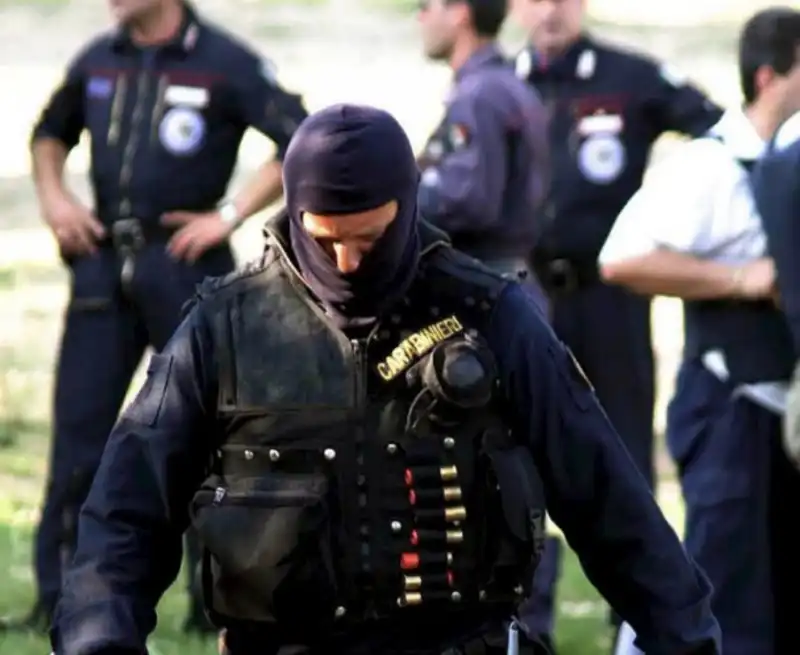 CARABINIERI DEL GIS INTERVENGONO A SAN CANDIDO

