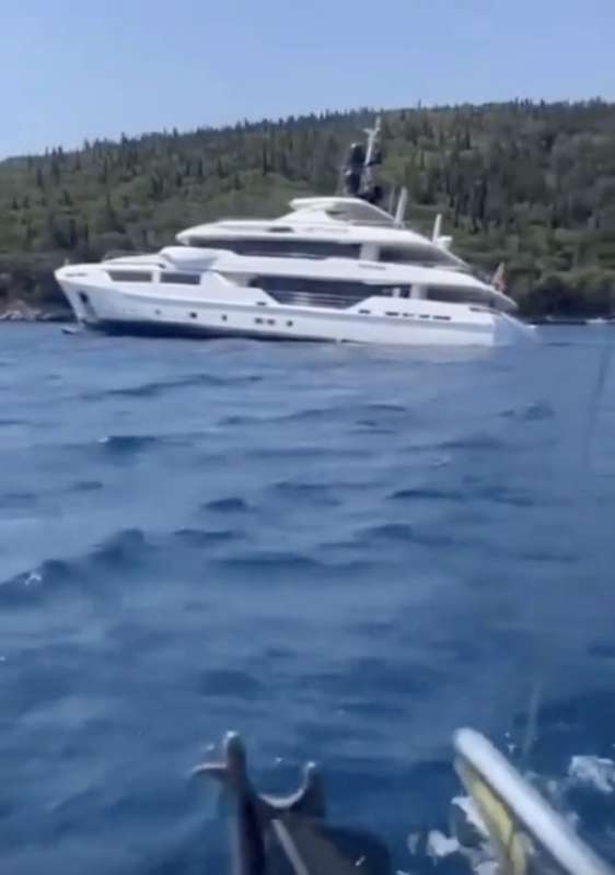 cefalonia, lo yacht ethos rischia di affondare 2