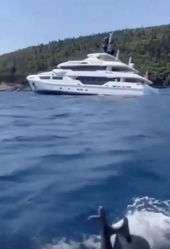 cefalonia, lo yacht ethos rischia di affondare   3