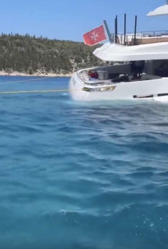 cefalonia, lo yacht ethos rischia di affondare 4