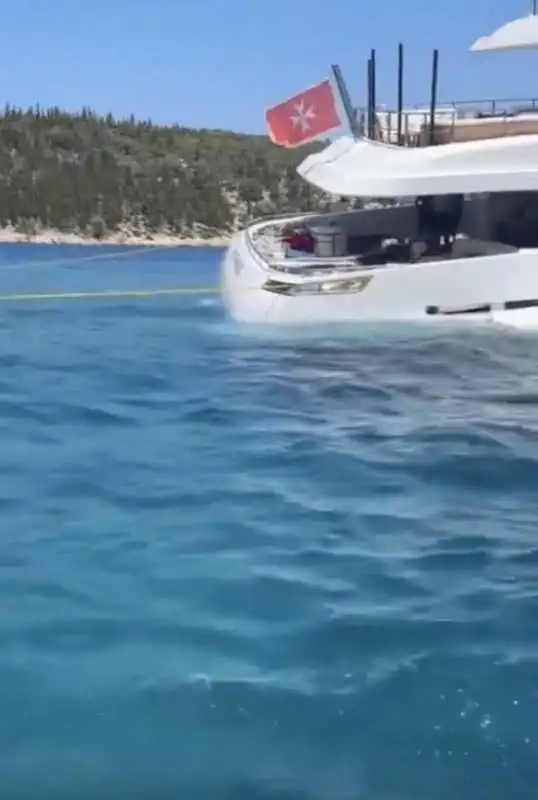 cefalonia, lo yacht ethos rischia di affondare   4