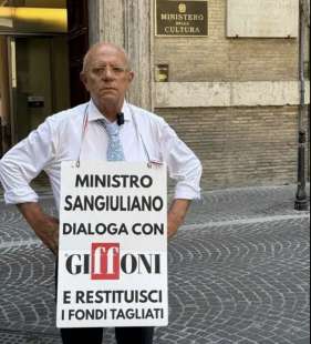 claudio gubitosi protesta contro gennaro sangiuliano 4