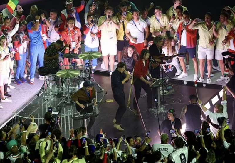 concerto dei phoenix cerimonia di chiusura delle olimpiadi di parigi 2024.