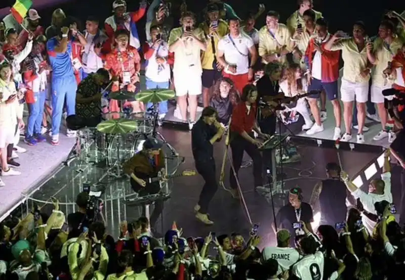 concerto dei phoenix     cerimonia di chiusura delle olimpiadi di parigi 2024. 