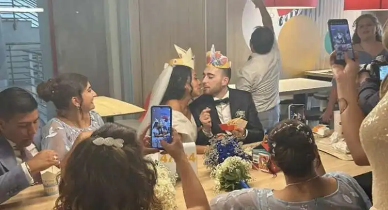 coppia si sposa al mcdonald's  1