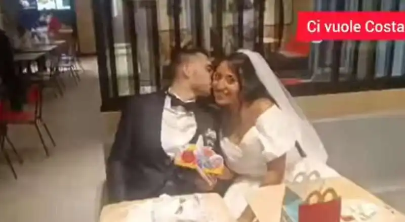 coppia si sposa al mcdonald's  3