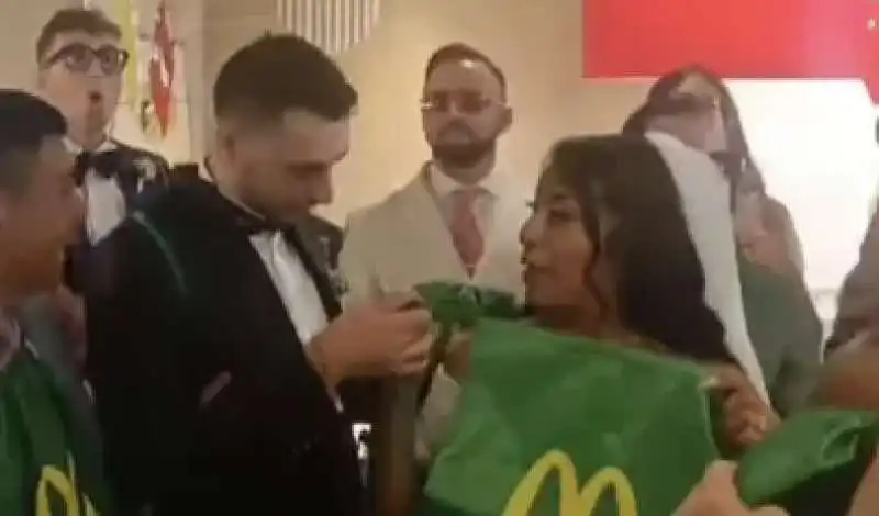 coppia si sposa al mcdonald's  4