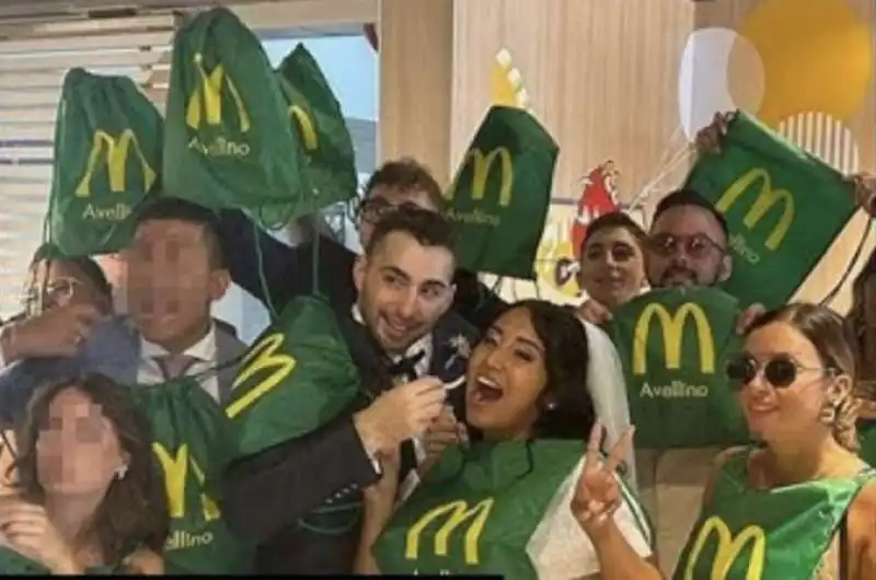 coppia si sposa al mcdonald's  6