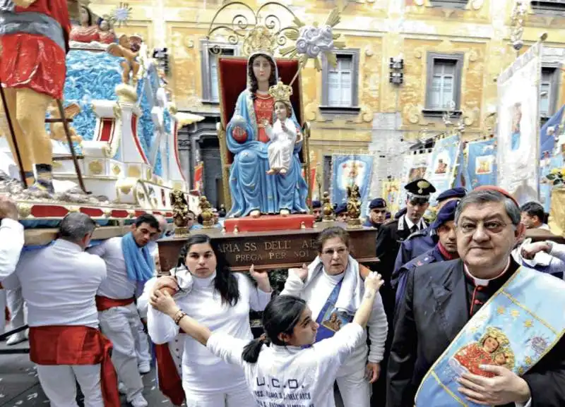 corteo per la madonna dell'arco fujenti a napoli con il cardinale crescenzio sepe