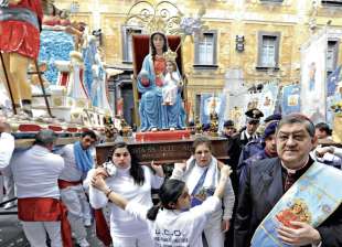 corteo per la madonna dell'arco fujenti a napoli con il cardinale crescenzio sepe