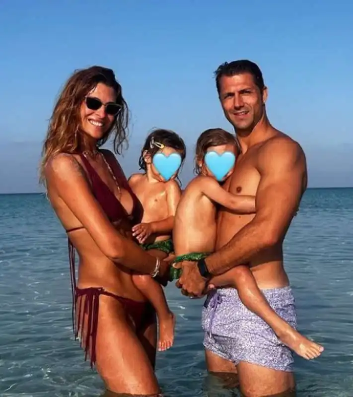 cristina chiabotto al mare  con i figli e il marito marco roscio 