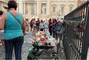 degrado a roma - fontana di trevi