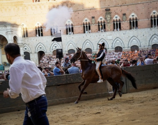 Dino Pes detto Velluto vince il palio di siena con la lupa